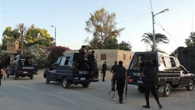 صفقة أسلحة من مطروح.. حبس متهمين بحيازة بنادق وذخيرة داخل سيارة في قنا