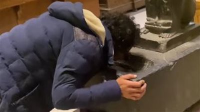 زائر يضع مياهًا على تمثال ويشرب منها بالمتحف المصري.. ومصدر بالسياحة يرد