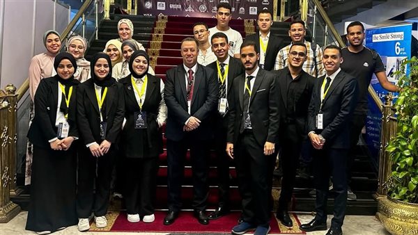 طلاب طب أسنان جامعة