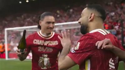 شاهد لحظة رفض محمد صلاح الاحتفال بـ الخمر بعد التتويج بالدوري الإنجليزي