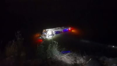 دون إصابات.. انتشال ميكروباص سقط في ترعة بسوهاج 