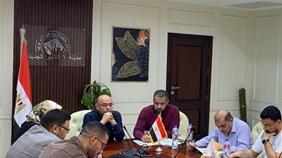 رئيس جهاز أكتوبر الجديدة يلتقي مسئولي الشركات المنفذة للإسكان الأخضر لمتابعة موقف التنفيذ وموعد التسليم