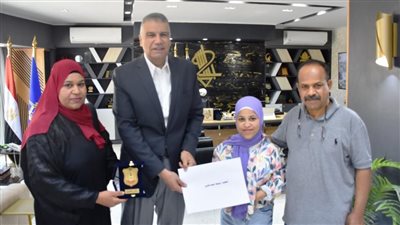 محافظ أسوان يكرم عددا من الطلاب المتميزين في معرض الأنشطة التربوية والطلابية