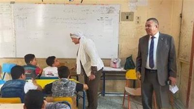لعدم انتظام العملية التعليمية.. تفاصيل استبعاد مدير مدرسة وإحالة عدد من المعلمين للتحقيق بالفيوم | بث مباشر