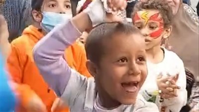 بالكانيولا.. فيديو لطفلة مُصابة بالسرطان ترقص في معهد الأورام بطنطا يثير إعجاب الكثيرين