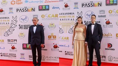 محمود حميدة وبشرى أول الحضور.. بدء توافد النجوم على ريد كاربت افتتاح مهرجان الإسكندرية للفيلم القصير | صور