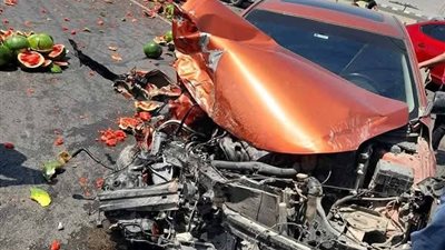 إصابة 3 أشخاص في تصادم سيارة ملاكي وأخرى نقل على طريق الواحات | صور