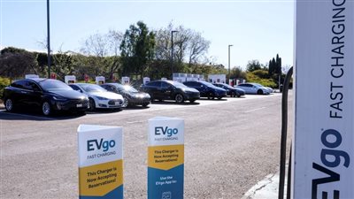 شركات صناعة السيارات الكبرى تُطالب الكونجرس بمنع خطة كاليفورنيا لبيع المركبات العاملة بالبنزين