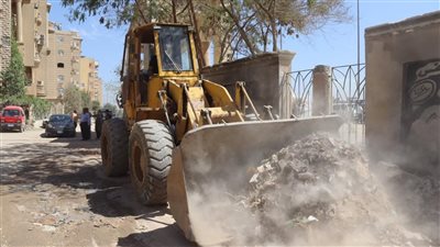 محافظة الجيزة تشن حملات نظافة مكبرة بالبوابة الثانية القديمة في حدائق الأهرام