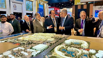 وزير السياحة يجري جولة داخل معرض سوق السفر العربي بدبي.. ويلتقي بمعظم العارضين المصريين| صور