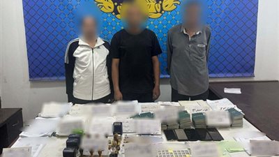 زعم قدرته على تسفير المواطنين للخارج.. سقوط تشكيل عصابي في قبضة الأمن بالقاهرة