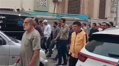 العربية وقعت بيهم في المصرف.. تشييع جثماني سيدة وابنتها ماتا غرقا بالبحيرة