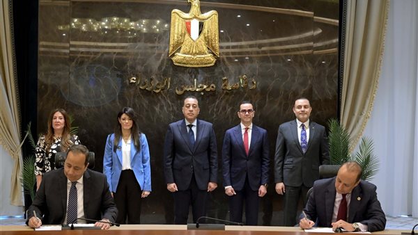 جانب من توقيع عقد