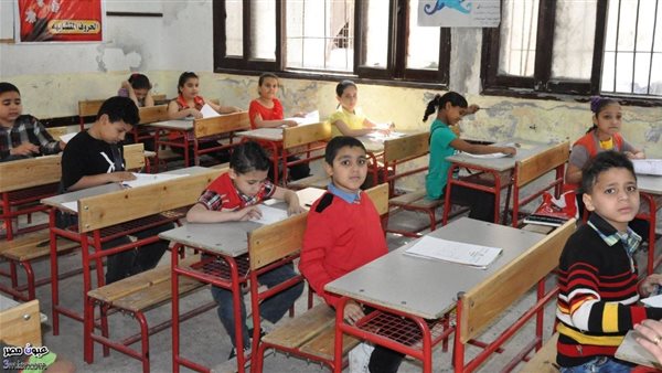 طلاب يتواجدون في