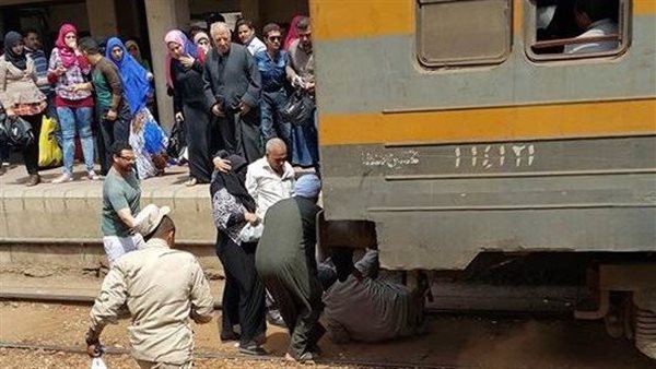 رجل يقع أسفل القطار