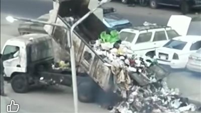 البيئة تحيل سائق سيارة مخلفات للتحقيق بعد إلقاء المخلفات بأحد شوارع إمبابة