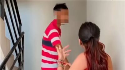ضربته بالقلم.. صانعة محتوى هندية توثق تحرش شاب بها خلال تصويرها فيديو 