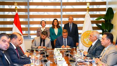 وزيرتا البيئة والتنمية المحلية ومحافظ المنيا يشهدون توقيع عقد إدارة وتشغيل مصنع تدوير المخلفات بالعدوة 