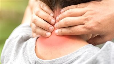 أبرزها تشنج العضلات.. أسباب آلام الرقبة