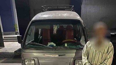 ضبط سائق سمح لطفل بالجلوس أعلى سقف السيارة في الإسكندرية 