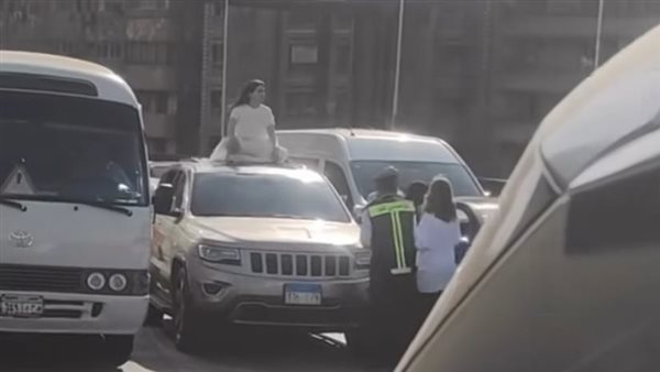 فتاة تجلس على السيارة