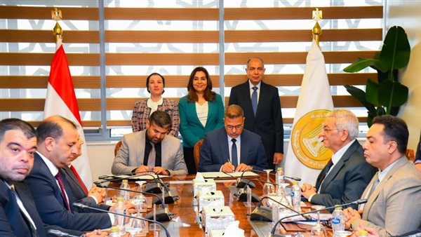 جانب من توقيع البروتوكول