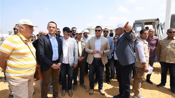 وزير الإسكان خلال