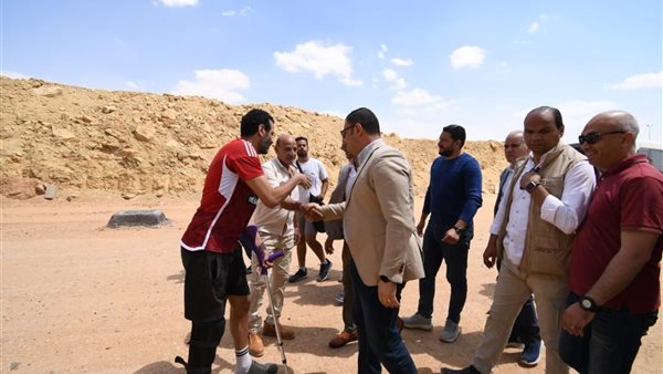 وزير الإسكان خلال