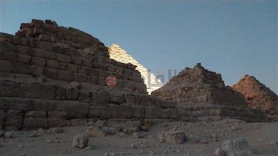 هدم الأهرامات.. مصدر بالآثار يكشف حقيقة الصور المتداولة لهدم آثار ملكات مصر القديمة | صور