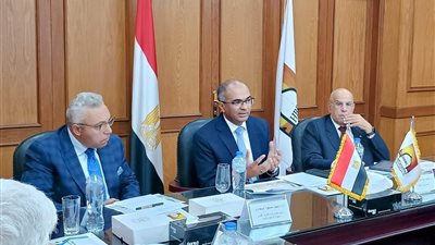 نائب وزير الإسكان يعقد اجتماعا موسعا مع اللجنة التنسيقية العليا لتحديث منظومة أكواد مياه الشرب والصرف الصحي