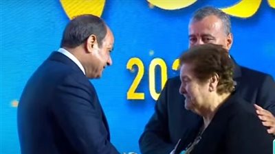 خلال احتفالية عيد العمال.. السيسي يمنح نوط الامتياز من الطبقة الثانية لوالدة نائب رئيس شركة السويس للصلب