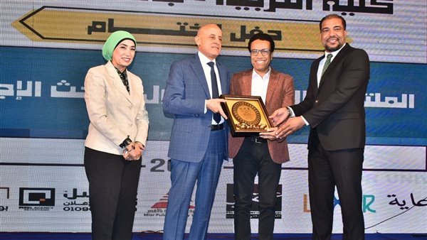 محافظ الأقصر يكرم