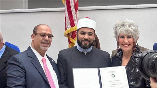 شيكاغو تكرم عالمًا