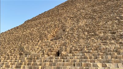 لمشاهدة نص مكتوب بأحرف هيروغليفية.. عالم آثار بريطاني يوثق جولته لـ المدخل الأصلي للهرم الأكبر | صور