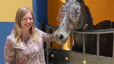 بالخيول.. سائحة سويسرية تروج للأقصر على طريقة “ألف ليلة وليلة”