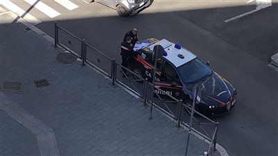 القبض على مصري في إيطاليا بتهمة السرقة ومقاومة رجال الأمن