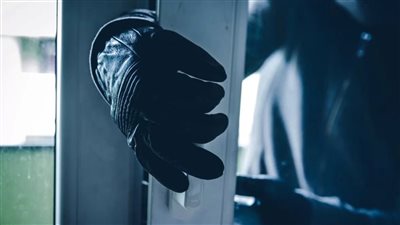 القبض على خفير بتهمة سرقة بطارية وطفاية حريق من مقر شركة اتصالات شهيرة بأكتوبر