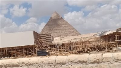 لها موافقات رسمية.. مصدر بالآثار يعلق على الصور المتداولة لوجود مسارح خشبية بأهرامات الجيزة