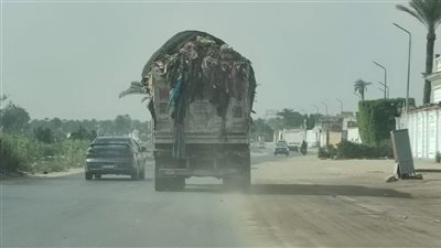ضبط سيارة نقل مخلفات لتسببها في تناثر حمولتها على الطريق بالجيزة