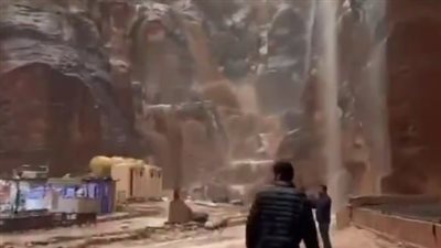 إجلاء مئات السياح من مدينة البتراء بالأردن جراء فيضانات غزيرة