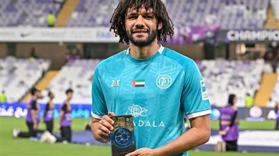 محمد النني يتسلم جائزة الأفضل في شهر أبريل بالدوري الإماراتي 
