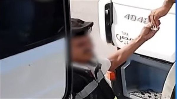 تجاوز فرد شرطة -