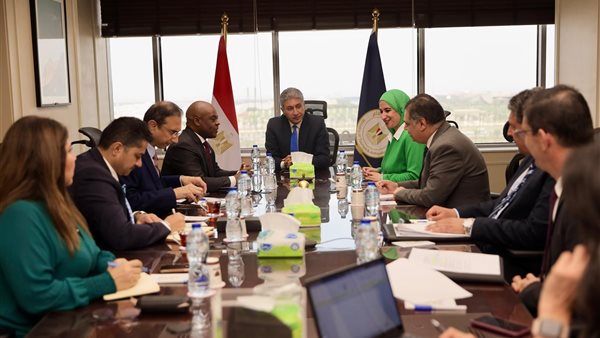 وزير السياحة يلتقي