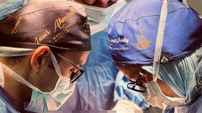 الصحة تعلن نجاح جراحة دقيقة لإزالة ورم من فك مريضة بمستشفى الشيخ زايد التخصصي