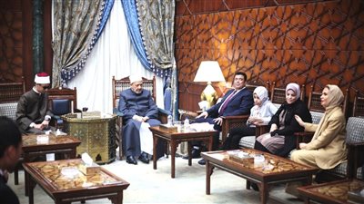 والدة الطالب محمد حسن عن لقاء شيخ الأزهر: حس إنه أبوه من حنيّته.. و3 ولادي عندهم إعاقة بصرية