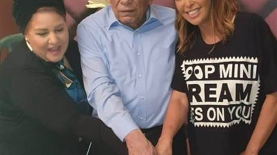 منع التصوير وعدد مقتصر بناءً على طلبه.. تفاصيل احتفالية الزعيم عادل إمام بعيد ميلاده في منزله