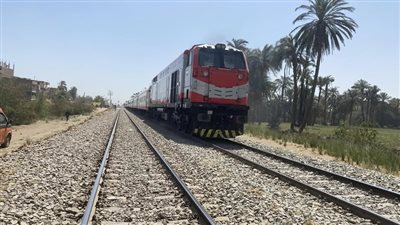 إصابة طالب جامعي بكسور بعد سقوطه من القطار في سوهاج