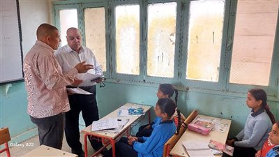 خلال زيارة مفاجئة.. إحالة مدير ووكيل مدرسة للتحقيق بسبب غياب المعلمين بقرية الزعفرانة| صور