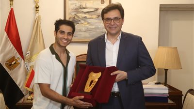 وزير الثقافة يكرم النجم العالمي مينا مسعود.. ويعلن اختياره ممثلًا للثقافة والفنون المصرية في الخارج 
