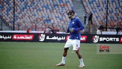 ناصر منسي يرتدي قناع وجه قبل مواجهة الزمالك والبنك الأهلي في الدوري 